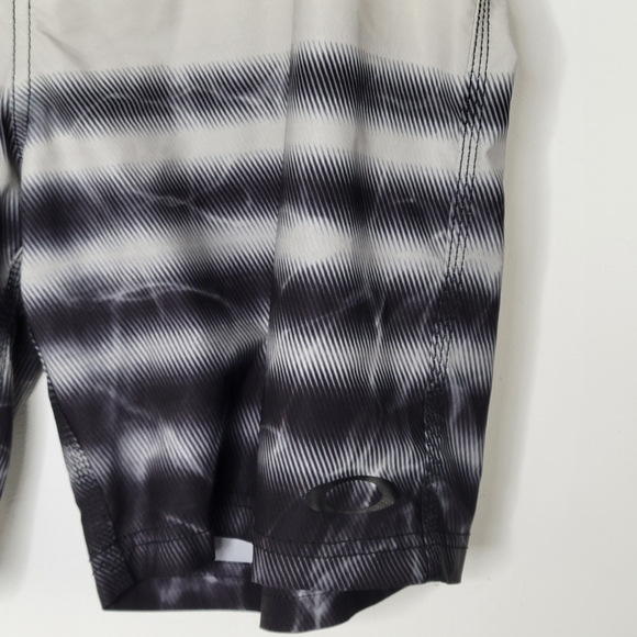 Men's Oakley Boardshorts Size 36 Trunks - Picture 2 of 13